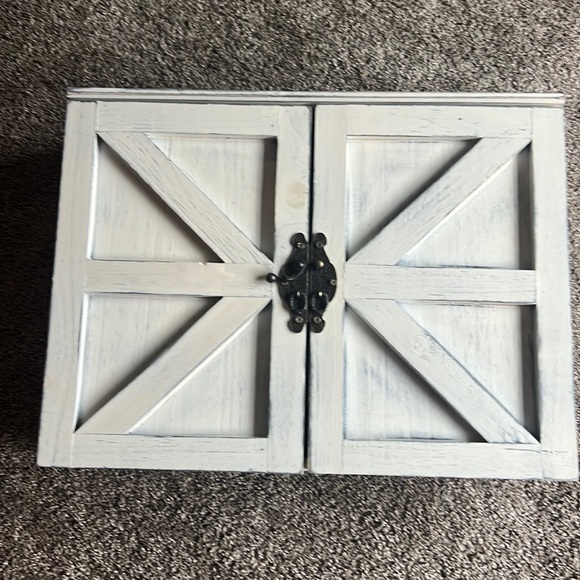 Farmhouse white jewelry box